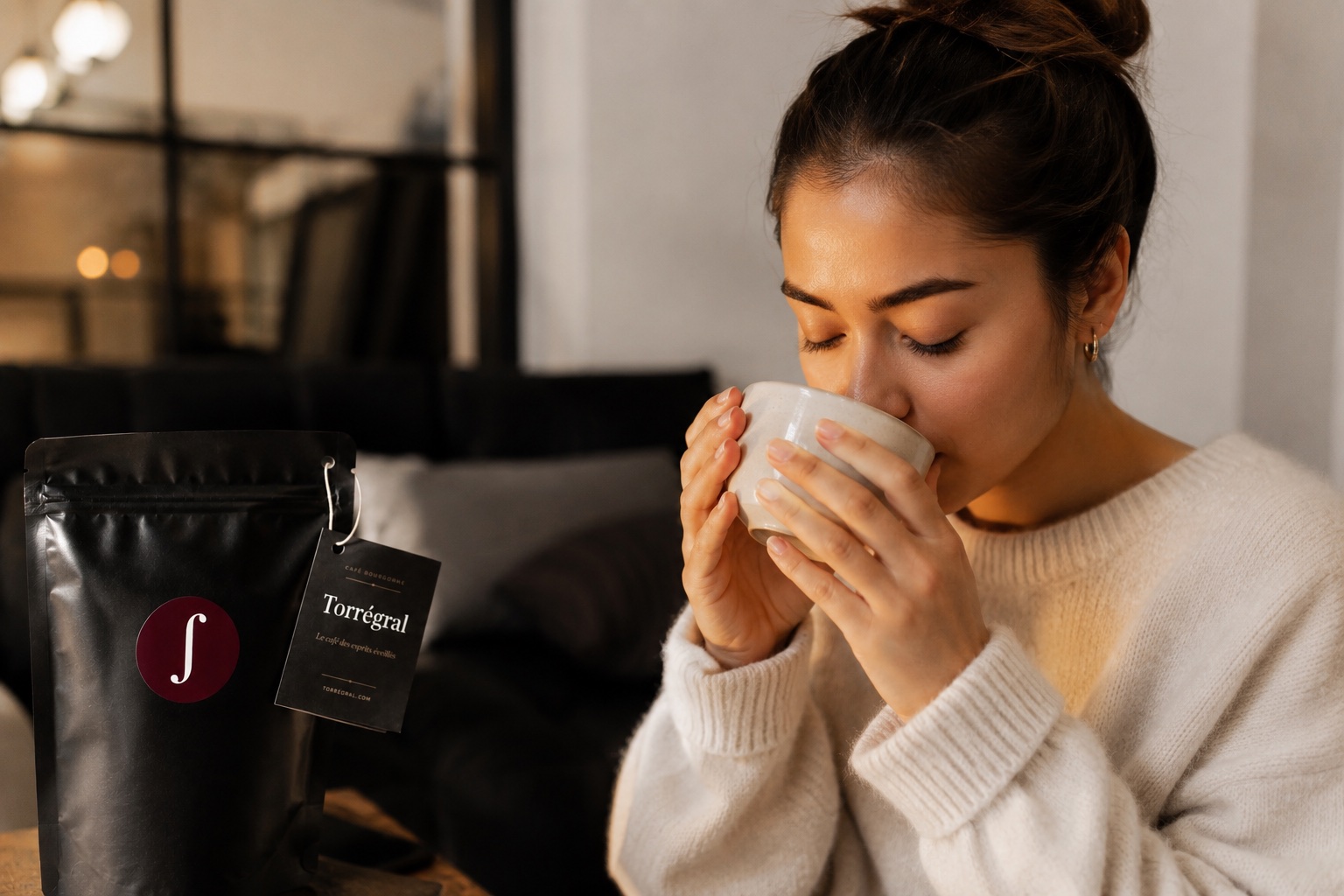 Une femme boit une tasse de Torrégral